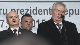 Českou hymnu zpívají 17. listopadu 2015 zleva Martin Konvička, Jindřich Forejt a Miloš Zeman.