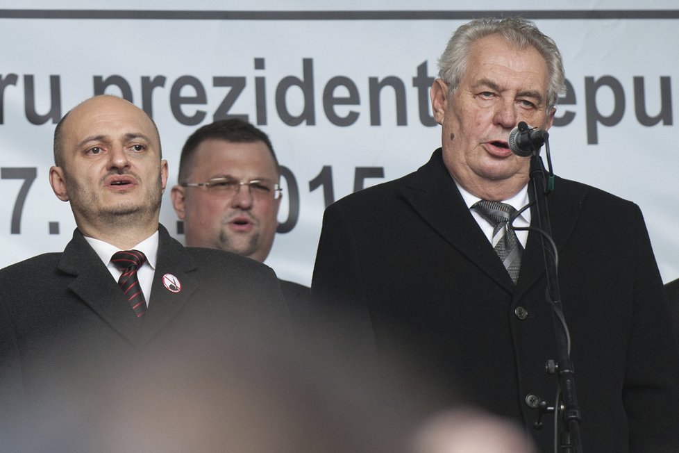 Během kontroverzních oslav 17. listopadu 2015 si po boku extremisty Martina Konvičky nejen prezident Zeman, ale i vrchní ceremoniář.