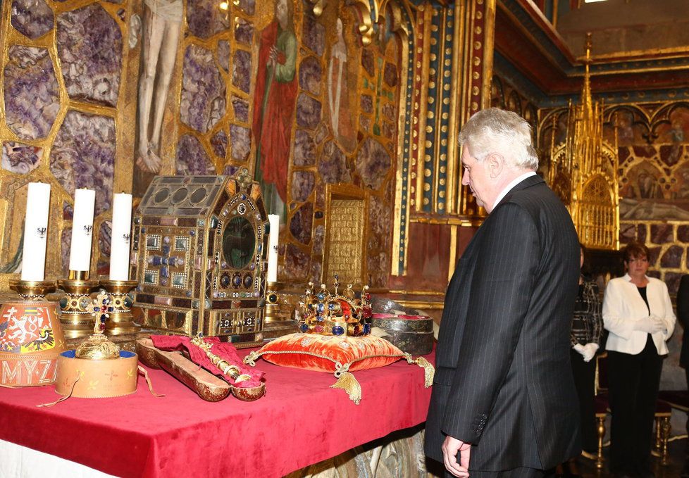 Prezident Miloš Zeman při obhlídce korunovačních klenotů v roce 2013