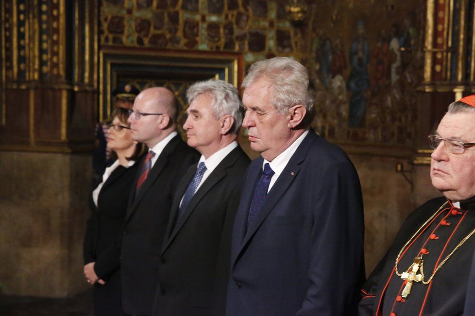 Prezident Miloš Zeman a další klíčníci přišli odemknout české korunovační klenoty.