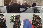 Prezident Zeman přijel pozdě na státní pohřeb na Slovensku.
