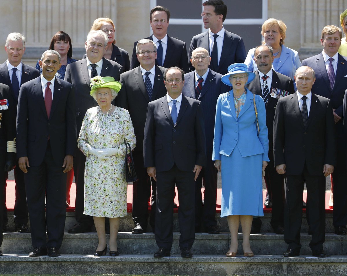 Druhé setkání Zemana s britskou královnou Alžbětou II. Na výročí vylodění v Normandii, po boku světových státníků Obamy, Hollanda nebo Putina.