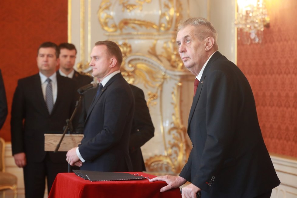 Prezident Miloš Zeman jmenoval na Pražském hradě 30. dubna nové ministry. Šéfku financí Alenu Schillerovou navíc &#34;povýšil&#34; na vicepremiérku