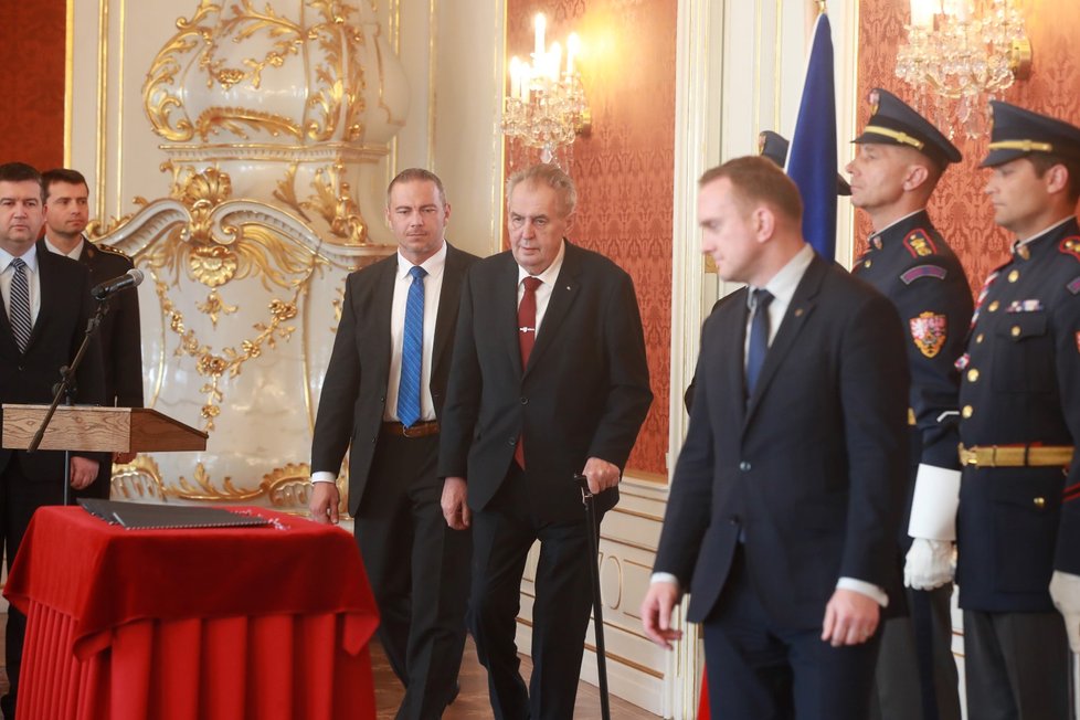 Prezident Miloš Zeman jmenoval na Pražském hradě 30. dubna nové ministry. Šéfku financí Alenu Schillerovou navíc &#34;povýšil&#34; na vicepremiérku