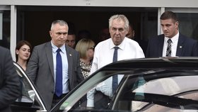 Prezident Zeman navštívil svého protokoláře Vladimíra Kruliše, bývalého přítele své dcery, v brněnské nemocnici, kde leží po nehodě policejního speciálu.