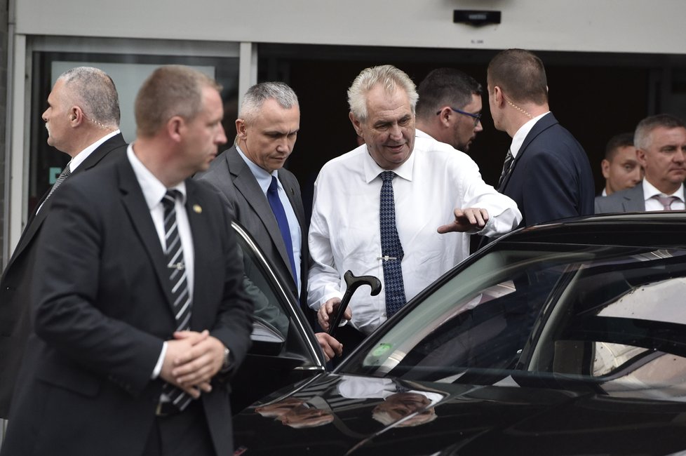 Prezident Zeman navštívil svého protokoláře Vladimíra Kruliše, bývalého přítele své dcery, v brněnské nemocnici, kde leží po nehodě policejního speciálu.