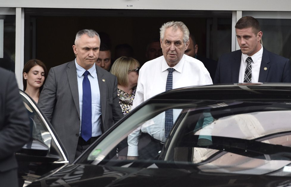 Prezident Zeman navštívil svého protokoláře Vladimíra Kruliše, bývalého přítele své dcery, v brněnské nemocnici, kde leží po nehodě policejního speciálu