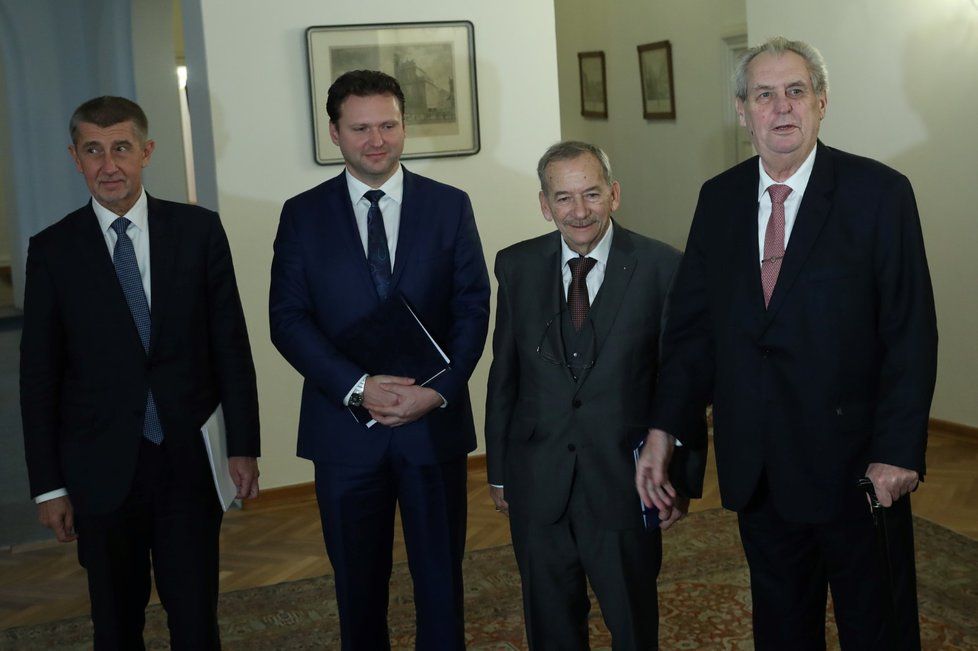 „Mohli bychom si říkat velká čtyřka,“ přivítal prezident Miloš Zeman předsedu Senátu, Poslanecké sněmovny a premiéra na společné koordinační schůzce na Pražském hradě. (30. 1. 2019).