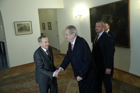 Prezident Miloše Zeman se na Pražském hradě zdraví s předsedou Senátu Jaroslavem Kuberou.