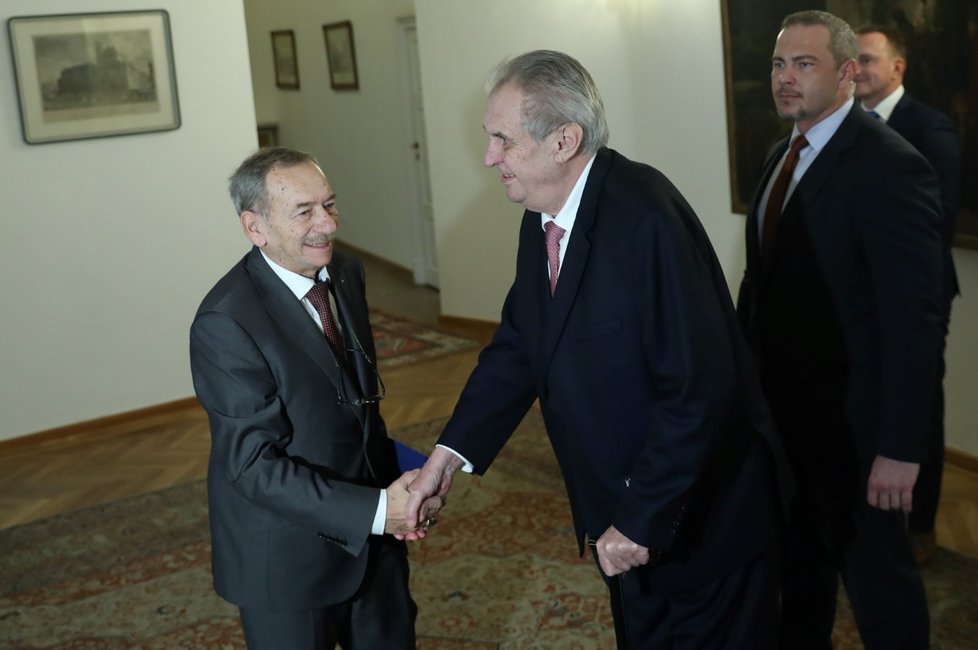 Prezident Miloš Zeman se na Pražském hradě zdravím s předsedou Senátu Jaroslavem Kuberou.