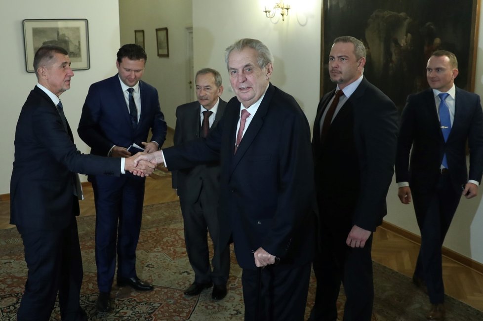 Při zdravení s premiérem Andrejem Babišem se prezident Zeman díval především na novináře.