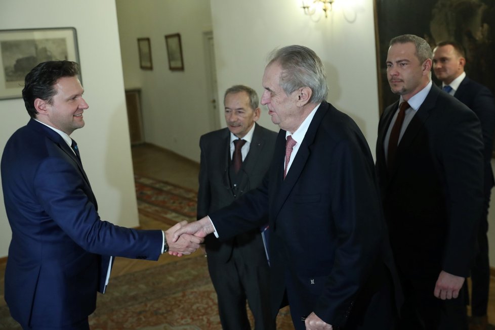 Prezident Miloš Zeman se zdraví před jednáním s předsedou Poslanecké sněmovny Radkem Vondráčkem