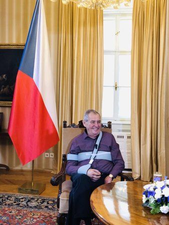 Prezident Miloš Zeman se týden po propuštění z nemocnice ukázal veřejnosti. TV Prima s ním na zámku v Lánech předtáčela rozhovor. Hlava státu má stále oteklou ruku, kterou nosí v ortéze.