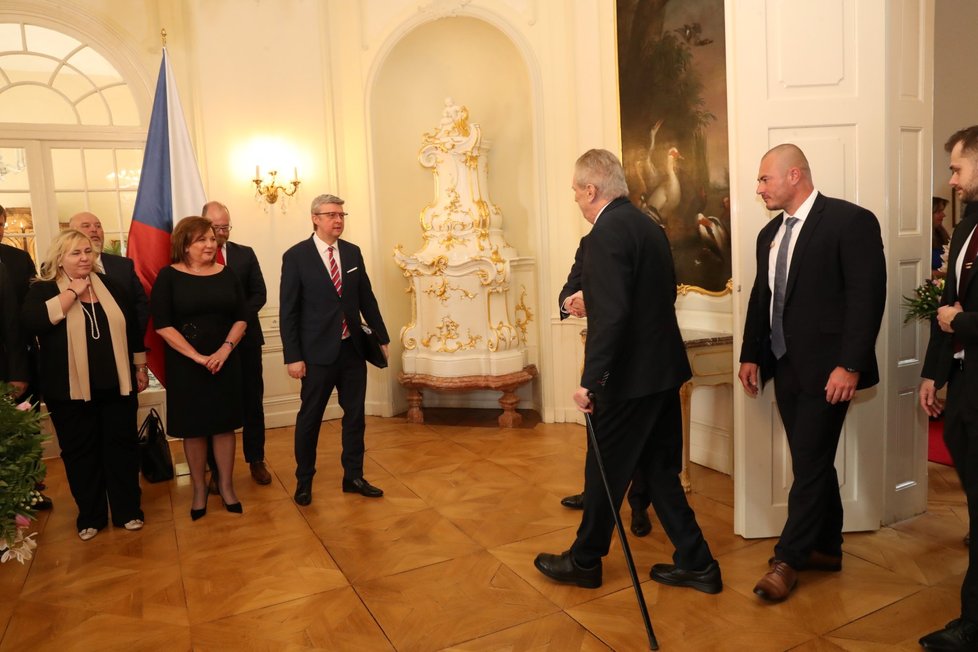 Prezident Miloš Zeman pozval do Lán na oběd celou vládu Andreje Babiše. Nakonec chyběla kvůli policejní šťáře na ministerstvu práce a sociálních věcí Jana Maláčová. (ČSSD)