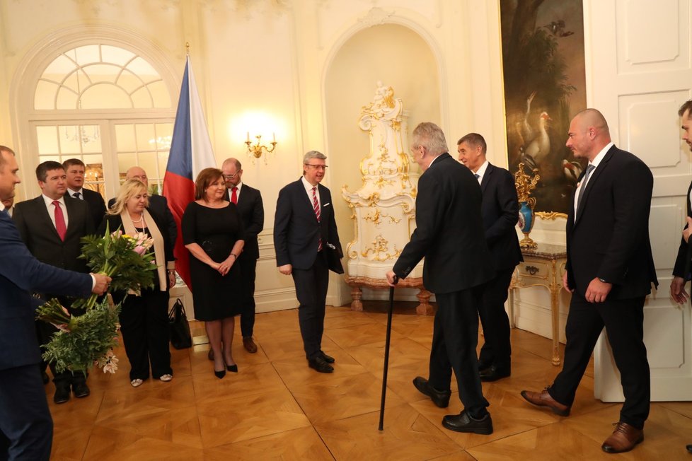 Prezident Miloš Zeman pozval do Lán na oběd celou vládu Andreje Babiše. Nakonec chyběla kvůli policejní šťáře na ministerstvu práce a sociálních věcí Jana Maláčová (ČSSD).