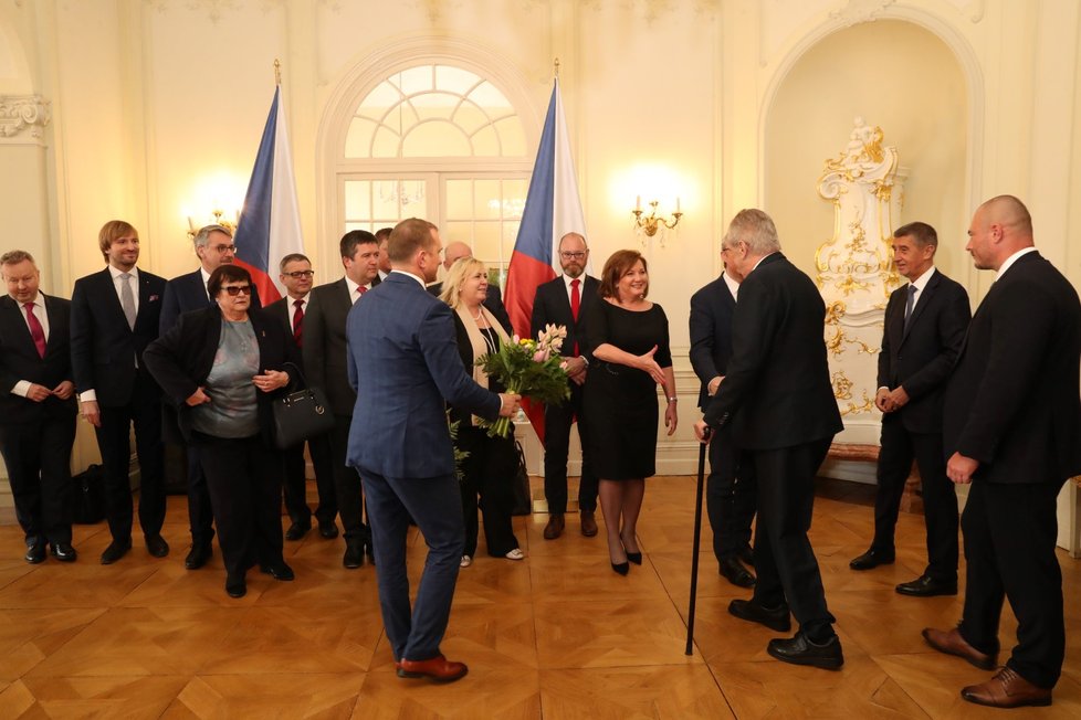 Prezident Miloš Zeman pozval do Lán na oběd celou vládu Andreje Babiše. Nakonec chyběla kvůli policejní šťáře na ministerstvu práce a sociálních věcí Jana Maláčová (ČSSD).