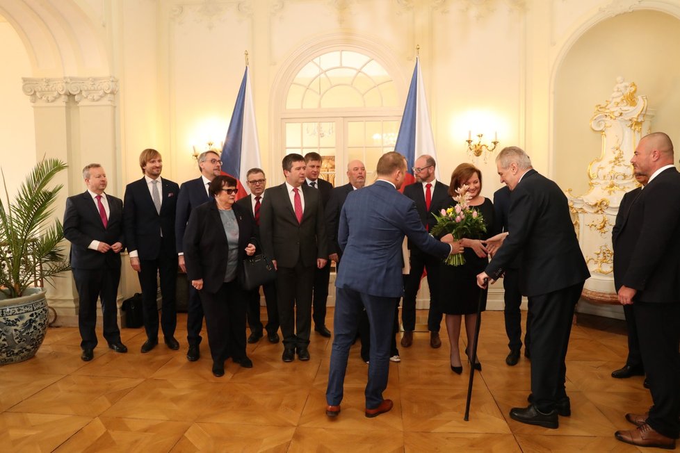 Prezident Miloš Zeman pozval do Lán na oběd celou vládu Andreje Babiše. Nakonec chyběla kvůli policejní šťáře na ministerstvu práce a sociálních věcí Jana Maláčová. (ČSSD)