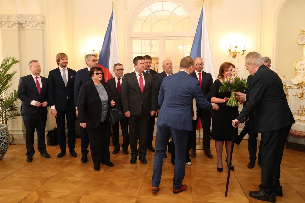 Prezident Miloš Zeman pozval do Lán na oběd celou vládu Andreje Babiše. Nakonec chyběla kvůli policejní šťáře na ministerstvu práce a sociálních věcí Jana Maláčová (ČSSD).