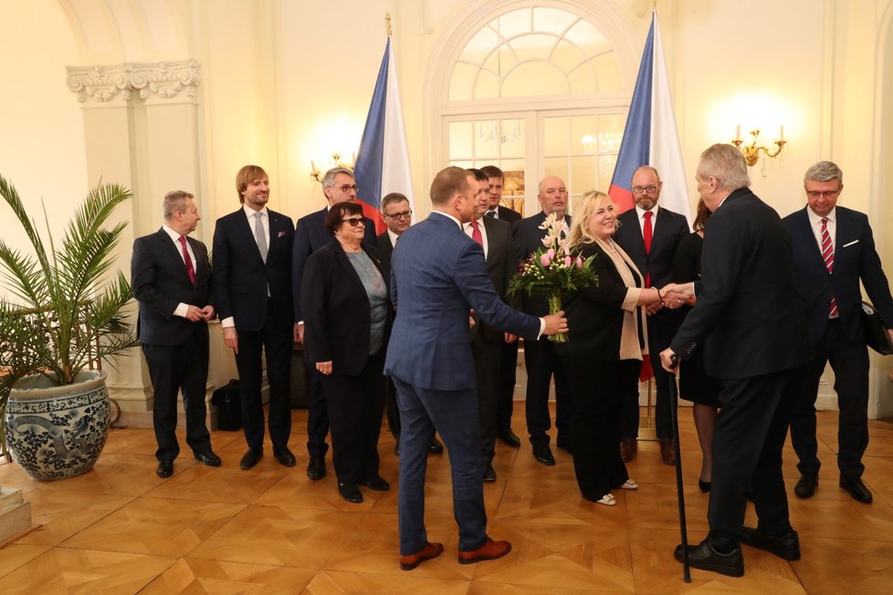 Prezident Miloš Zeman pozval do Lán na oběd celou vládu Andreje Babiše. Nakonec chyběla kvůli policejní šťáře na ministerstvu práce a sociálních věcí Jana Maláčová (ČSSD).