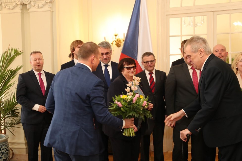 Prezident Miloš Zeman pozval do Lán na oběd celou vládu Andreje Babiše. Nakonec chyběla kvůli policejní šťáře na ministerstvu práce a sociálních věcí Jana Maláčová. (ČSSD)