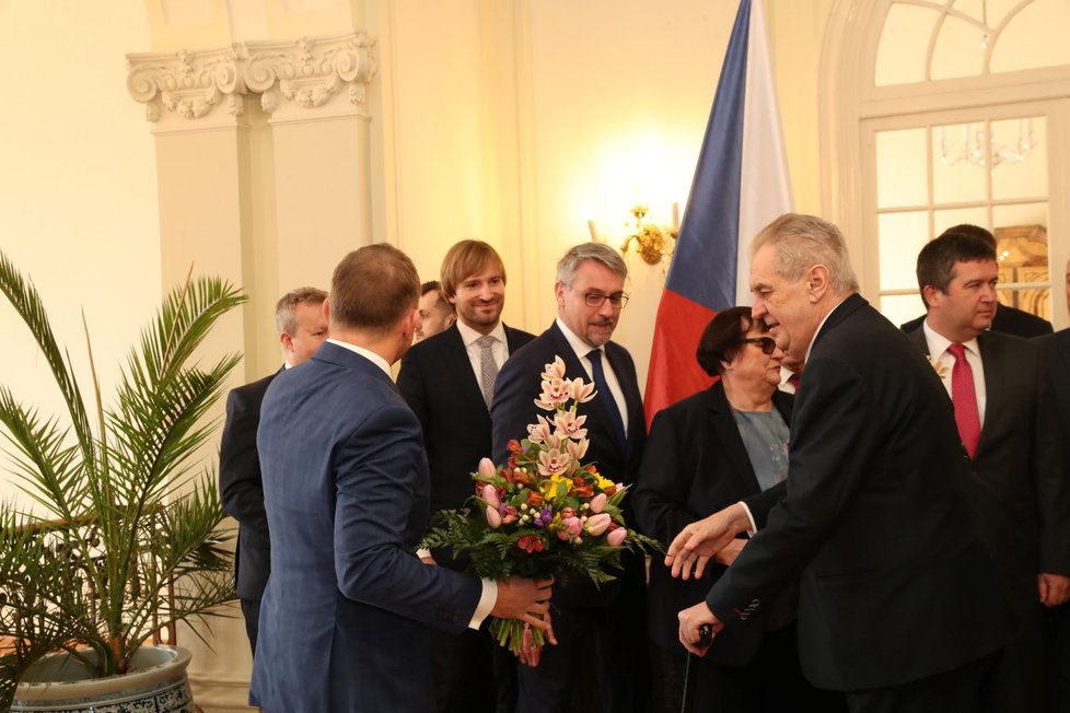 Prezident Miloš Zeman pozval do Lán na oběd celou vládu Andreje Babiše. Nakonec chyběla kvůli policejní šťáře na ministerstvu práce a sociálních věcí Jana Maláčová (ČSSD).