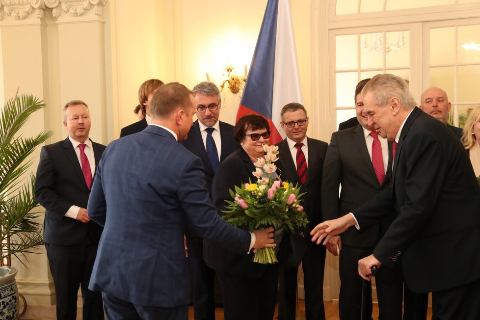 Prezident Miloš Zeman pozval do Lán na oběd celou vládu Andreje Babiše. Nakonec chyběla kvůli policejní šťáře na ministerstvu práce a sociálních věcí Jana Maláčová (ČSSD).