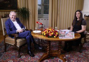S prezidentem v Lánech: Miloš Zeman a moderátorka Vera Renovica (11. 4. 2021)