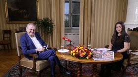 S prezidentem v Lánech: Miloš Zeman a moderátorka Vera Renovica (11. 4. 2021)