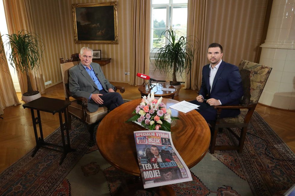Prezident Miloš Zeman a moderátor David Vaníček v Masarykově pracovně v Lánech