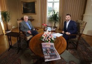 Prezident Miloš Zeman a moderátor David Vaníček v Masarykově pracovně v Lánech
