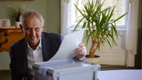 Prezident Miloš Zeman odvolil ve sněmovních volbách do přenosné urny na zámku v Lánech (8. 10. 2021)