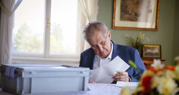 Prezident Miloš Zeman odvolil ve sněmovních volbách do přenosné urny na zámku v Lánech (8. 10. 2021)