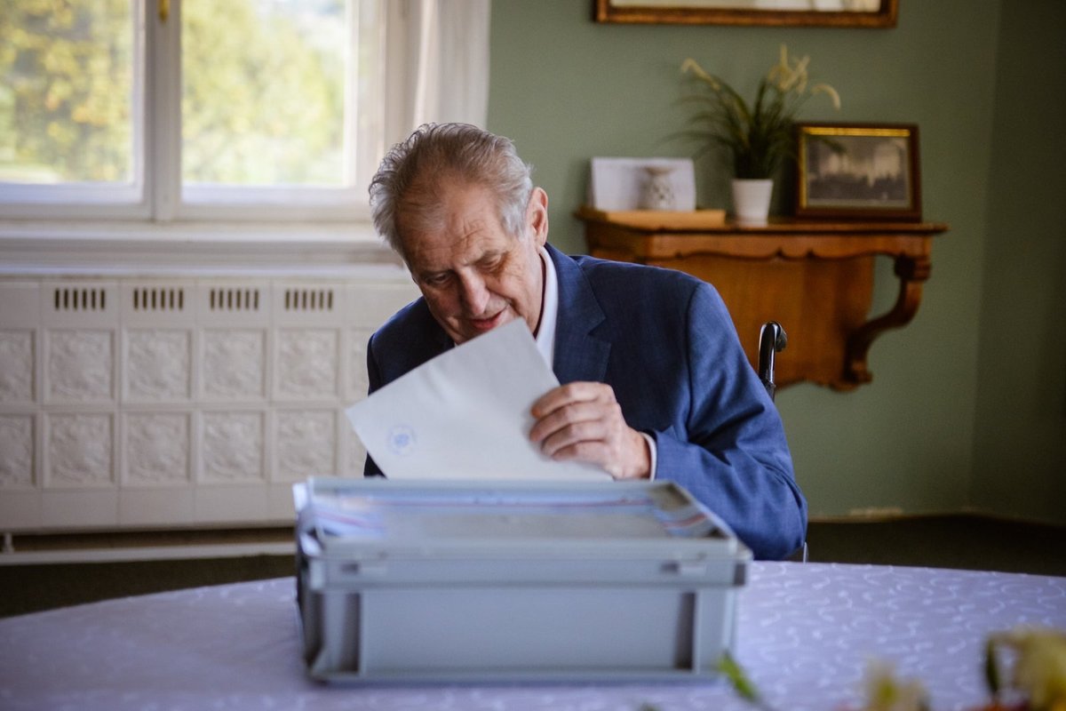 Prezident Miloš Zeman odvolil ve sněmovních volbách do přenosné urny na zámku v Lánech (8. 10. 2021)