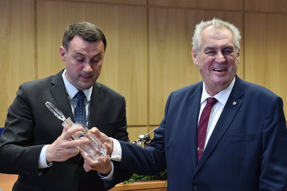 Prezident Miloš Zeman na návštěvě Libereckého kraje. Přivítal ho hejtman Půta.