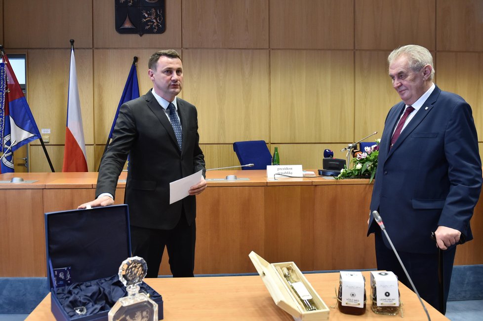 Prezident Miloš Zeman na návštěvě Libereckého kraje. Přivítal ho hejtman Půta.