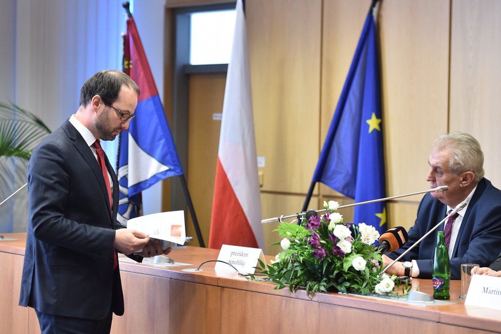 Poslanec Jan Farský předal Zemanovi výtisk ústavy.