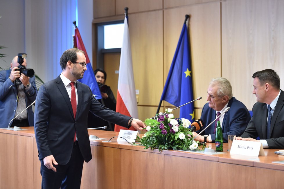 Poslanec Jan Farský předal Zemanovi výtisk ústavy.