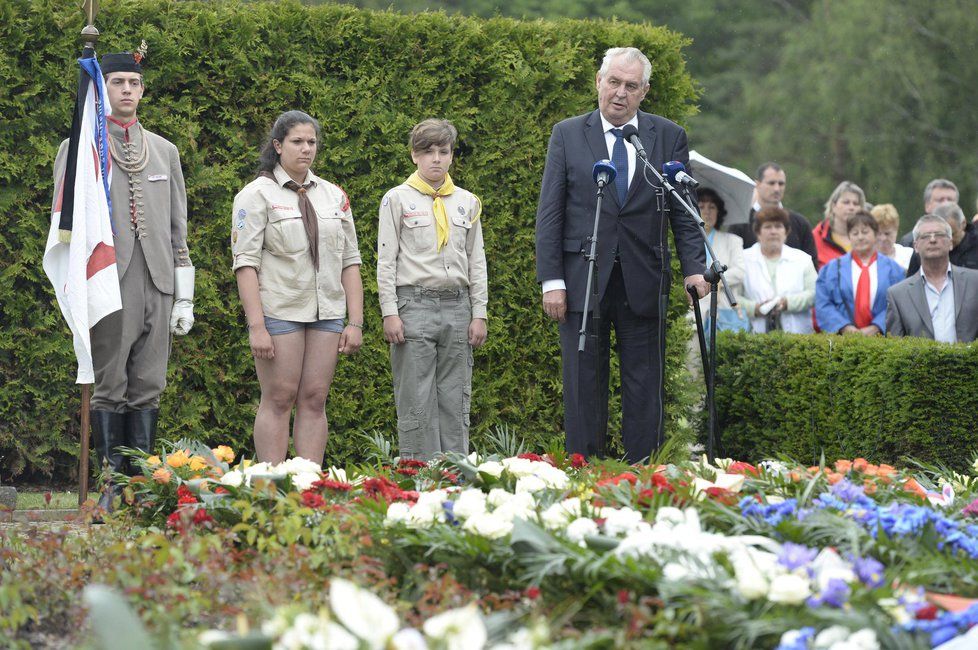 Prezident Miloš Zeman se 11. června v Lidicích na Kladensku zúčastnil pietní vzpomínky k 74. výročí vyhlazení obce nacistickými vojáky.