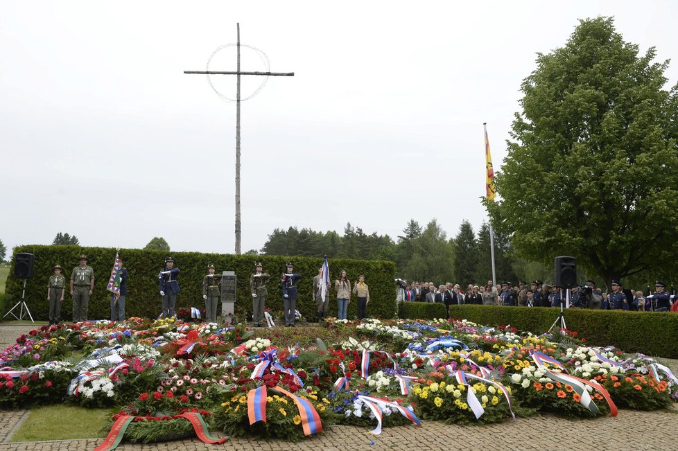 74. výročí vyhlazení obce Lidice nacistickými vojáky. 11. června se pietní vzpomínky zúčastnil prezident Zeman i další politici.