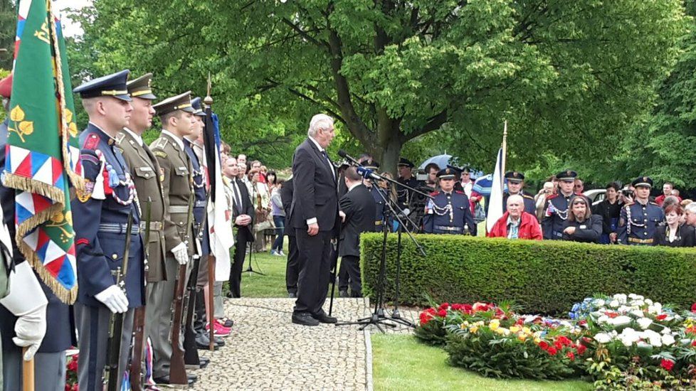 Prezident Miloš Zeman na pietě v Lidicích