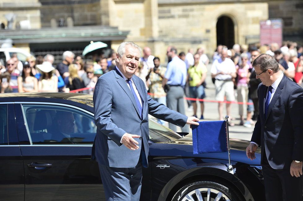 Miloš Zeman měl z nového vozu radost.