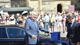 Zeman od začátku svého působení ve funkci prezidenta využívá vozů Škoda Auto. Podle Ovčáčka je firma hlavě státu půjčuje a pravidelně obměňuje. K dispozici má prezident limuzínu Superb a SUV model Kodiaq.