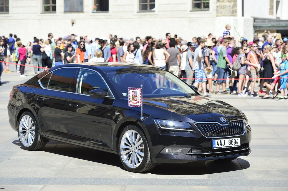 Zeman od začátku svého působení ve funkci prezidenta využívá vozů Škoda Auto. Podle Ovčáčka je firma hlavě státu půjčuje a pravidelně obměňuje. K dispozici má prezident limuzínu Superb a SUV model Kodiaq.