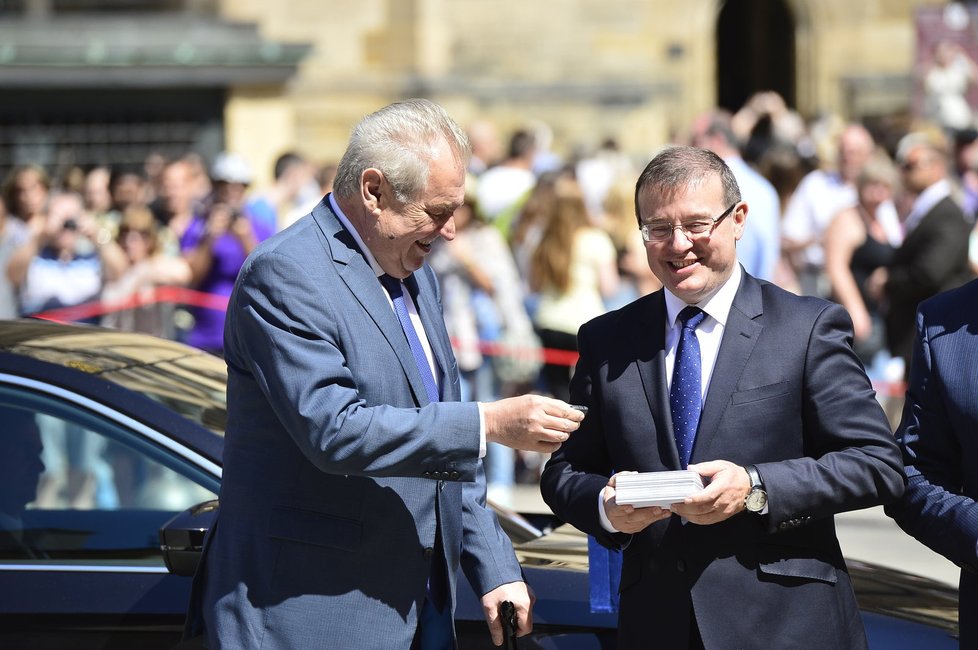 Prezident byl prvním klientem, který si oficiálně takový vůz převzal...