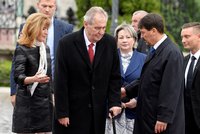 Zeman u „čestného souseda“ Maďarska. S Orbánem za zavřenými dveřmi i husaři na koních