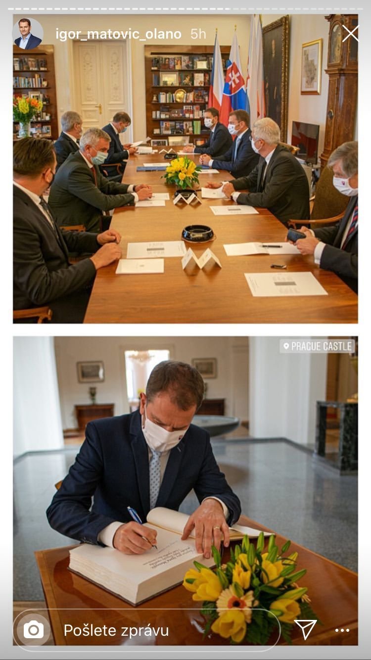 Slovenský premiér Igor Matovič se na Hradě podepsal do pamětní knihy a jednal s delegací prezidenta Miloše Zemana. Ani na jedné straně neměli účastníci rukavice, byli jen v rouškách.