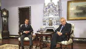 Miloš Zeman protestoval u ruského premiéra Dmitrije Medveděva proti článku o okupaci Československa vojsky Varšavské smlouvy. Medveděv se od něj distancoval.
