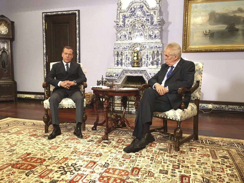 Miloš Zeman protestoval u ruského premiéra Dmitrije Medveděva proti článku o okupaci Československa vojsky Varšavské smlouvy. Medvedev se od něj distancoval.