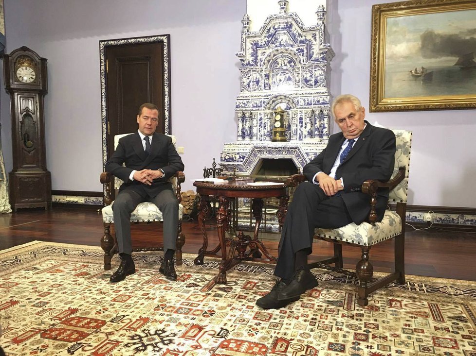 Miloš Zeman protestoval u ruského premiéra Dmitrije Medveděva proti článku o okupaci Československa vojsky Varšavské smlouvy. Medvedev se od něj distancoval.
