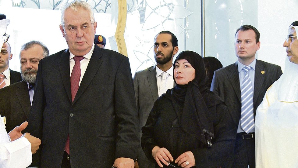 První pár vstoupil do největší mešity v Emirátech. Prezidentovi boty zůstaly, ale Ivana Zemanová musela bosky.